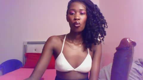 QueP online show from April 8, 5:35 pm