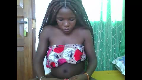 Snapshot of petitesweetchiq chatting on March 4, 7:25 am petitesweetchiq online show from March 4, 7:25 am