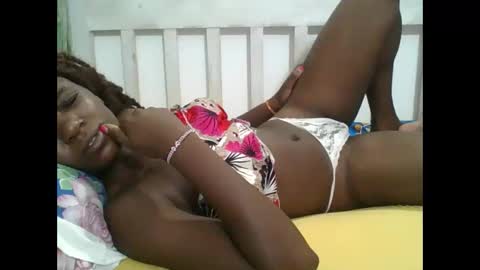 Snapshot of petitesweetchiq chatting on March 5, 8:05 pm petitesweetchiq online show from March 5, 8:05 pm