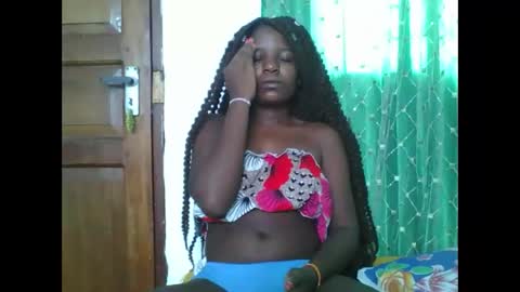 Snapshot of petitesweetchiq chatting on March 9, 6:39 am petitesweetchiq online show from March 9, 6:39 am