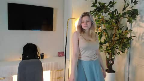 Im Mira  whats your name online show from October 14, 8:04 am