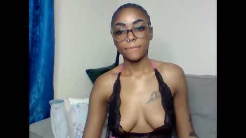 Snapshot of pettite_babe chatting on September 24, 3:59 pm Arielle online show from September 24, 3:59 pm