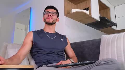 Snapshot of phantom_bigger1 chatting on November 4, 1:43 pm phantom_bigger1 online show from November 4, 1:43 pm