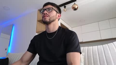 Snapshot of phantom_bigger1 chatting on November 9, 4:27 pm phantom_bigger1 online show from November 9, 4:27 pm