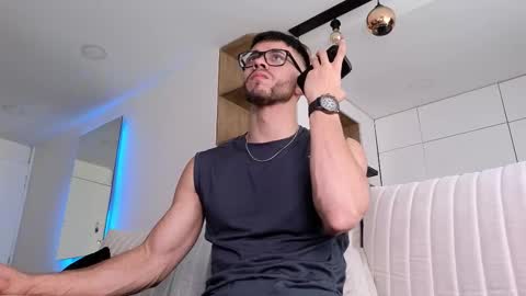 Snapshot of phantom_bigger1 chatting on November 10, 3:33 pm phantom_bigger1 online show from November 10, 3:33 pm