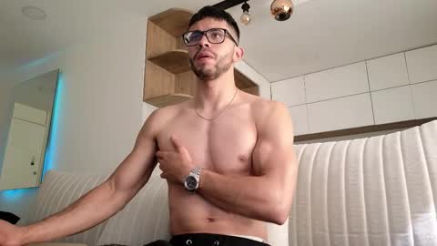 Snapshot of phantom_bigger1 chatting on November 11, 1:44 pm phantom_bigger1 online show from November 11, 1:44 pm