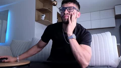 Snapshot of phantom_bigger1 chatting on November 18, 2:43 pm phantom_bigger1 online show from November 18, 2:43 pm