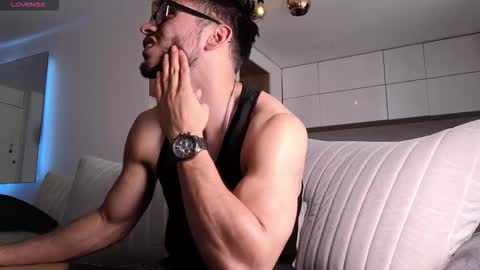 Snapshot of phantom_bigger1 chatting on November 25, 4:29 pm phantom_bigger1 online show from November 25, 4:29 pm