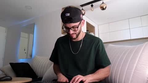 Snapshot of phantom_bigger1 chatting on November 27, 2:30 pm phantom_bigger1 online show from November 27, 2:30 pm