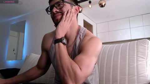 Snapshot of phantom_bigger1 chatting on November 28, 2:20 pm phantom_bigger1 online show from November 28, 2:20 pm