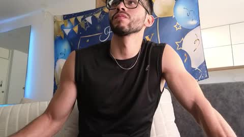 Snapshot of phantom_bigger1 chatting on December 2, 2:23 pm phantom_bigger1 online show from December 2, 2:23 pm