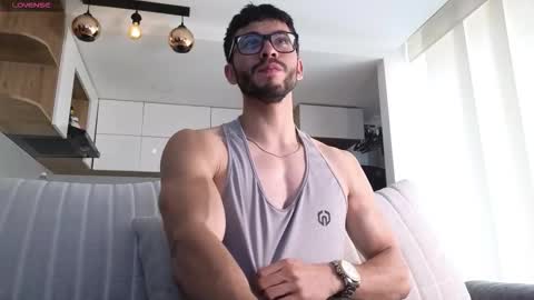 Snapshot of phantom_bigger1 chatting on December 4, 2:04 pm phantom_bigger1 online show from December 4, 2:04 pm