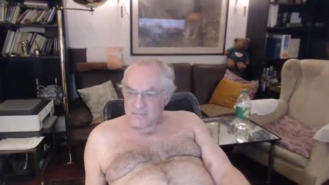 Snapshot of philoumis2 chatting on February 2, 8:19 pm Philippe online show from February 2, 8:19 pm