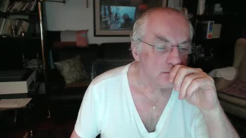 Snapshot of philoumis2 chatting on February 8, 7:27 pm Philippe online show from February 8, 7:27 pm