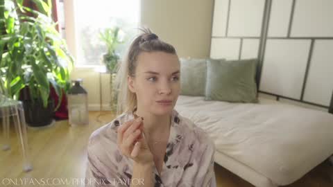 Snapshot of phoenix_taylor chatting on February 9, 12:06 am PHOENIX TAYLOR online show from February 9, 12:06 am