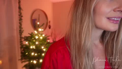 Snapshot of phoenix_taylor chatting on December 5, 2:42 am PHOENIX TAYLOR online show from December 5, 2:42 am