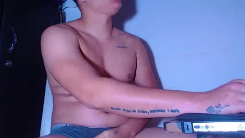 Snapshot of phoenixgnz08 chatting on May 1, 9:47 am AdnierGnz online show from May 1, 9:47 am