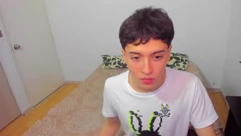 picaszomilos350 online show from March 16, 3:01 am