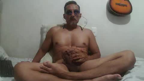 pieslatinos online show from April 9, 5:40 am