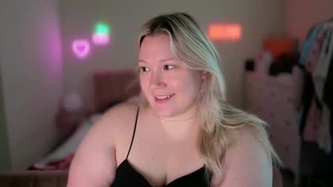 Piggy Rose online show from November 2, 7:05 pm