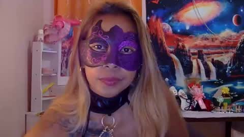 pinaymorena_renelda online show from April 7, 1:44 pm