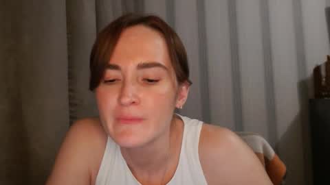 Snapshot of pineapple__mood chatting on November 27, 5:37 pm online show from November 27, 5:37 pm