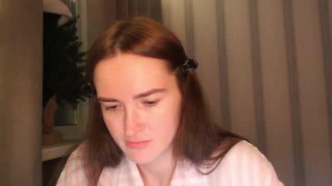 Snapshot of pineapple__mood chatting on December 16, 6:35 pm online show from December 16, 6:35 pm