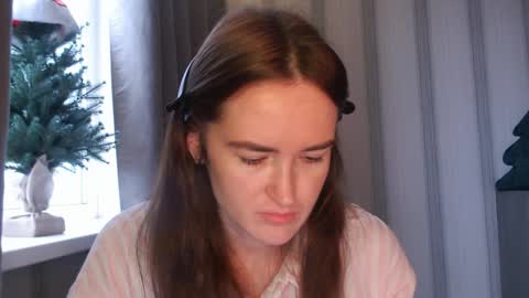 Snapshot of pineapple__mood chatting on December 17, 7:25 am online show from December 17, 7:25 am