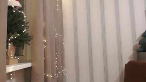 Snapshot of pineapple__mood chatting on December 17, 7:31 pm online show from December 17, 7:31 pm