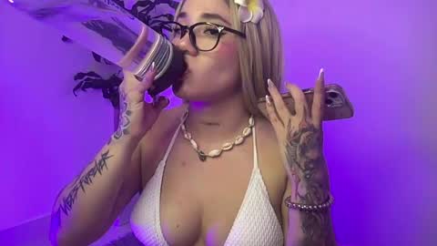 Snapshot of pink_quarz chatting on June 23, 12:08 am KELLY online show from June 23, 12:08 am