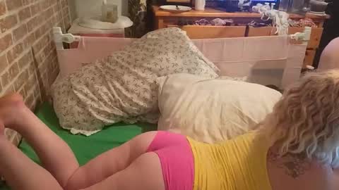 pinkandjuicey online show from April 23, 6:58 am
