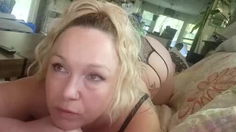 pinkandjuicey online show from April 24, 8:44 pm