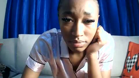 Snapshot of pinkaura_ chatting on June 9, 7:03 pm PinkyAura online show from June 9, 7:03 pm