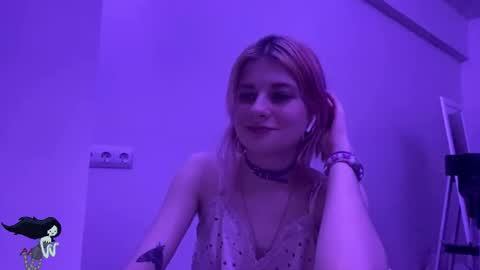 Snapshot of pinkvampire chatting on November 4, 7:57 pm Sara online show from November 4, 7:57 pm