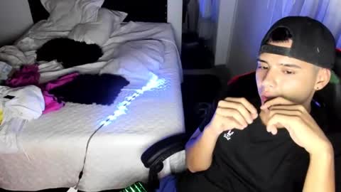 Snapshot of piperodriguez_ chatting on February 19, 4:01 am Pipe Rodriguez online show from February 19, 4:01 am