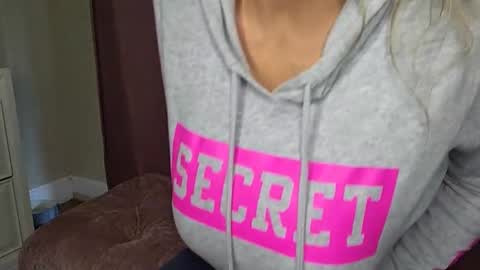 Snapshot of pippa33109 chatting on January 21, 2:48 pm MILF Pippa online show from January 21, 2:48 pm