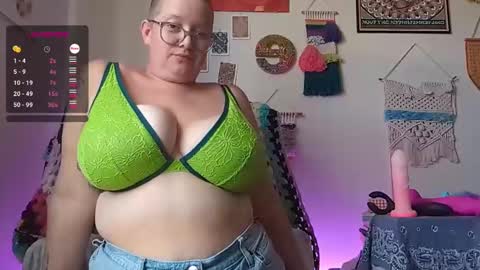 Snapshot of pisces_princess_ chatting on December 10, 9:22 pm Em online show from December 10, 9:22 pm