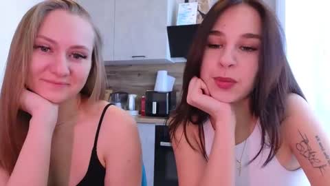 Snapshot of pixie_molly chatting on February 4, 4:18 am Molly online show from February 4, 4:18 am