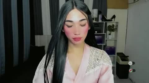 pixiedoll_ online show from May 12, 5:43 pm