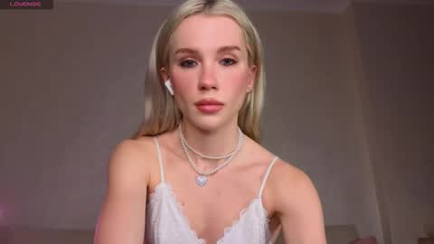 Snapshot of pixieprick chatting on January 11, 6:57 pm Emmy and Edward online show from January 11, 6:57 pm