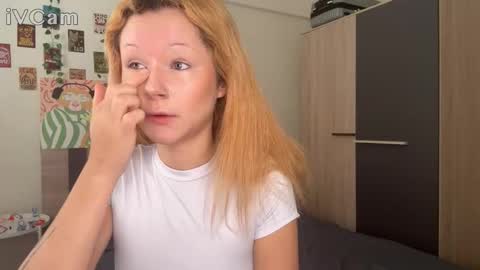 Snapshot of pixieyes0n chatting on February 3, 2:21 am Daryl online show from February 3, 2:21 am