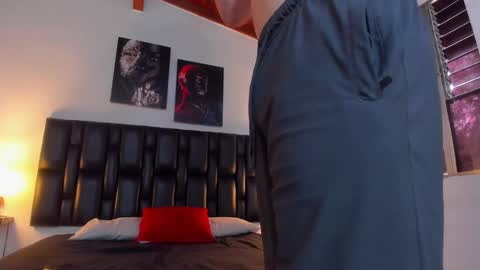 Snapshot of pleasure_vibes023 chatting on December 31, 9:39 pm JUAN AND JULI online show from December 31, 9:39 pm