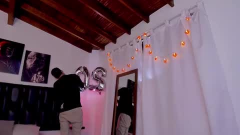 Snapshot of pleasure_vibes023 chatting on February 14, 9:32 pm JUAN AND JULI online show from February 14, 9:32 pm