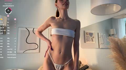 Amelie online show from April 4, 1:08 pm