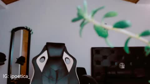 Snapshot of poeeticaa_ chatting on December 17, 5:15 pm IG ipoetica online show from December 17, 5:15 pm