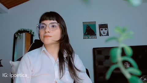 Snapshot of poeeticaa_ chatting on December 23, 11:17 pm IG ipoetica online show from December 23, 11:17 pm