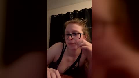 Snapshot of poisonivyy95 chatting on February 26, 2:54 am poisonivyy95 online show from February 26, 2:54 am