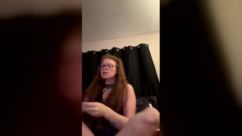 Snapshot of poisonivyy95 chatting on March 3, 3:12 am poisonivyy95 online show from March 3, 3:12 am