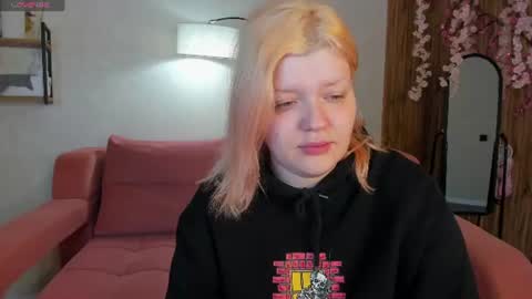 Snapshot of polly__mayer chatting on June 18, 1:06 am Polly online show from June 18, 1:06 am