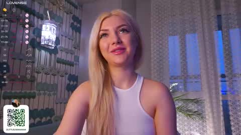 Snapshot of pollybun chatting on December 4, 5:28 am Anna online show from December 4, 5:28 am